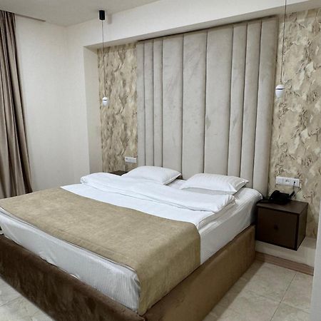 Lux Plaza Hotel P'arak'ar Ngoại thất bức ảnh